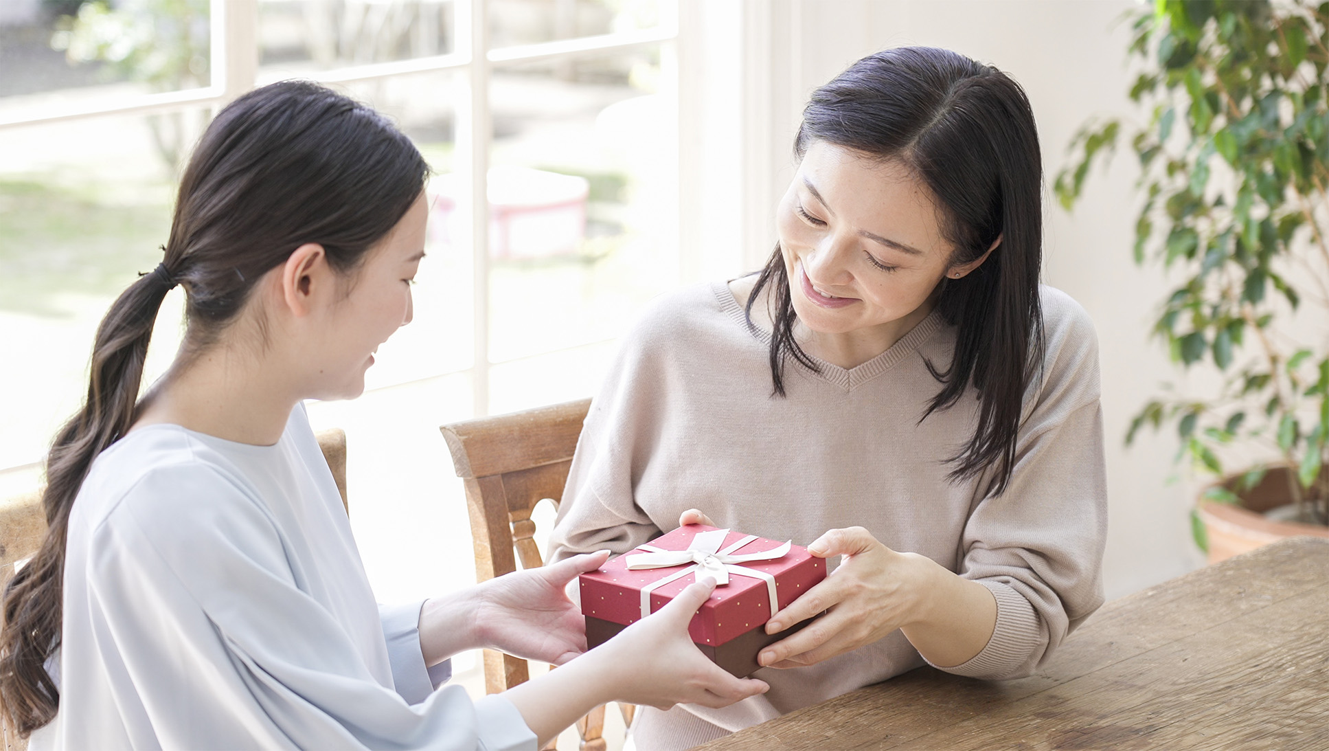 プレゼントを渡す女性